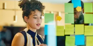Consultoria em gestão de carreira artística da Catalisadora Maia, com artistas planejando estratégias e metas em um painel com post-its coloridos