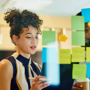 Consultoria em gestão de carreira artística da Catalisadora Maia, com artistas planejando estratégias e metas em um painel com post-its coloridos