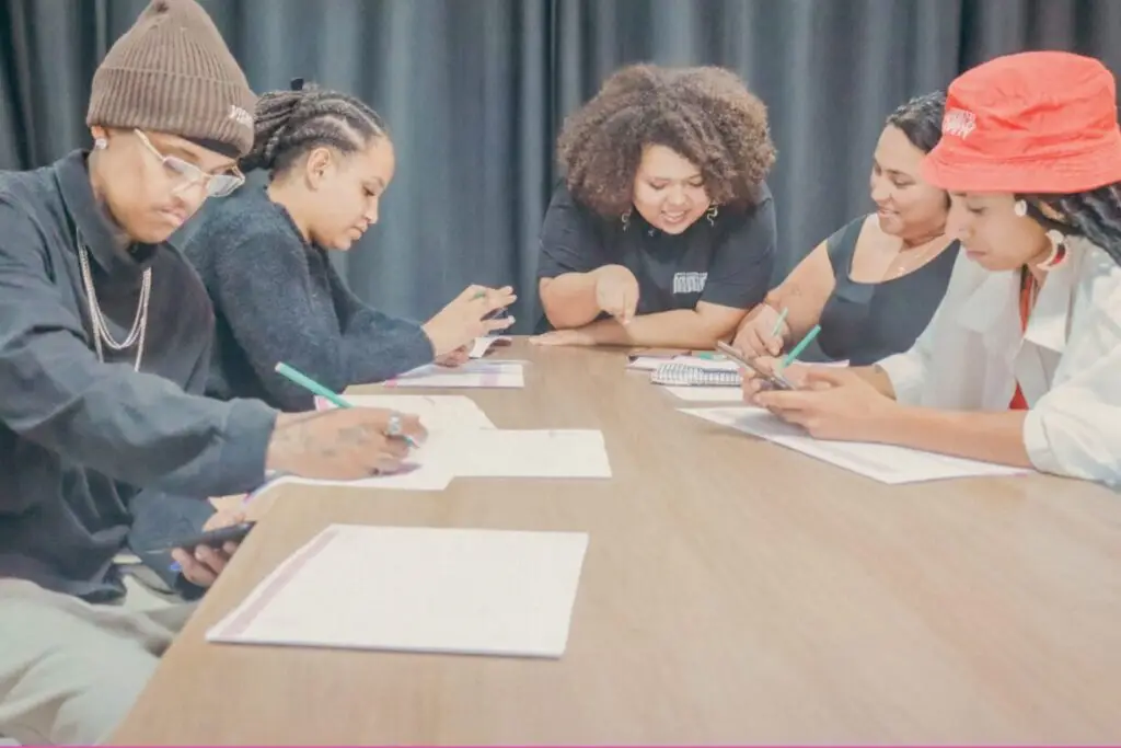4 Mulheres aprendendo na mesa com a Mentora