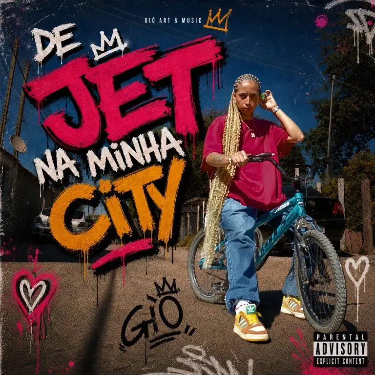 Capa do single “De M Jet na Minha City”. Pessoa com tranças longas claras segura uma bicicleta em rua urbana; tipografia colorida em destaque.